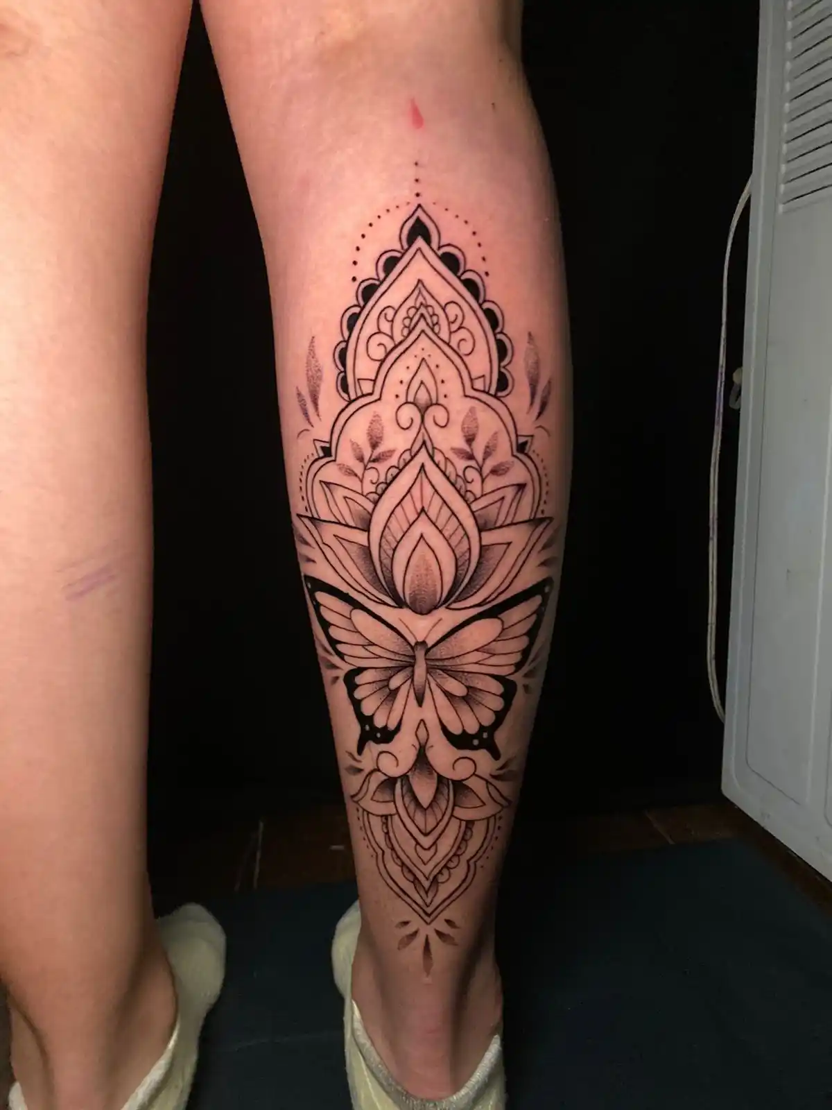 Tatuaje de mariposa con mandala.